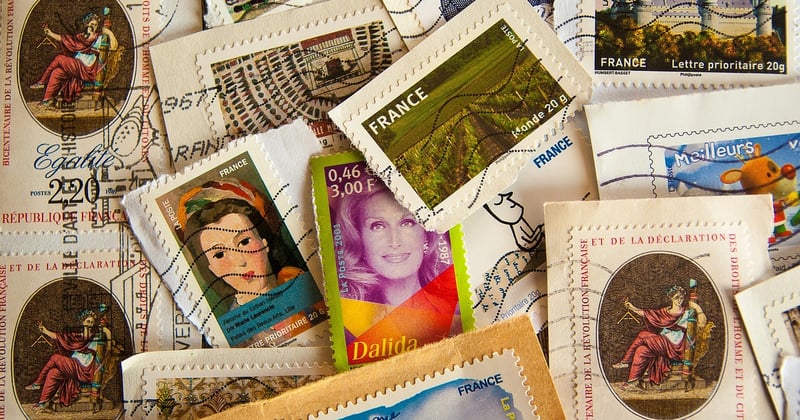 Combien de timbres pour 100g : le guide express pour ne plus vous tromper
