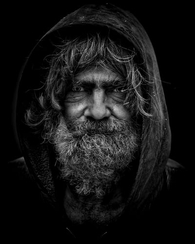 « Tous les enfants ont un chez-soi, qu’ils soient riches ou pauvres. Moi, j’ai grandi sans ce refuge » : récit d’une enfance sans domicile fixe