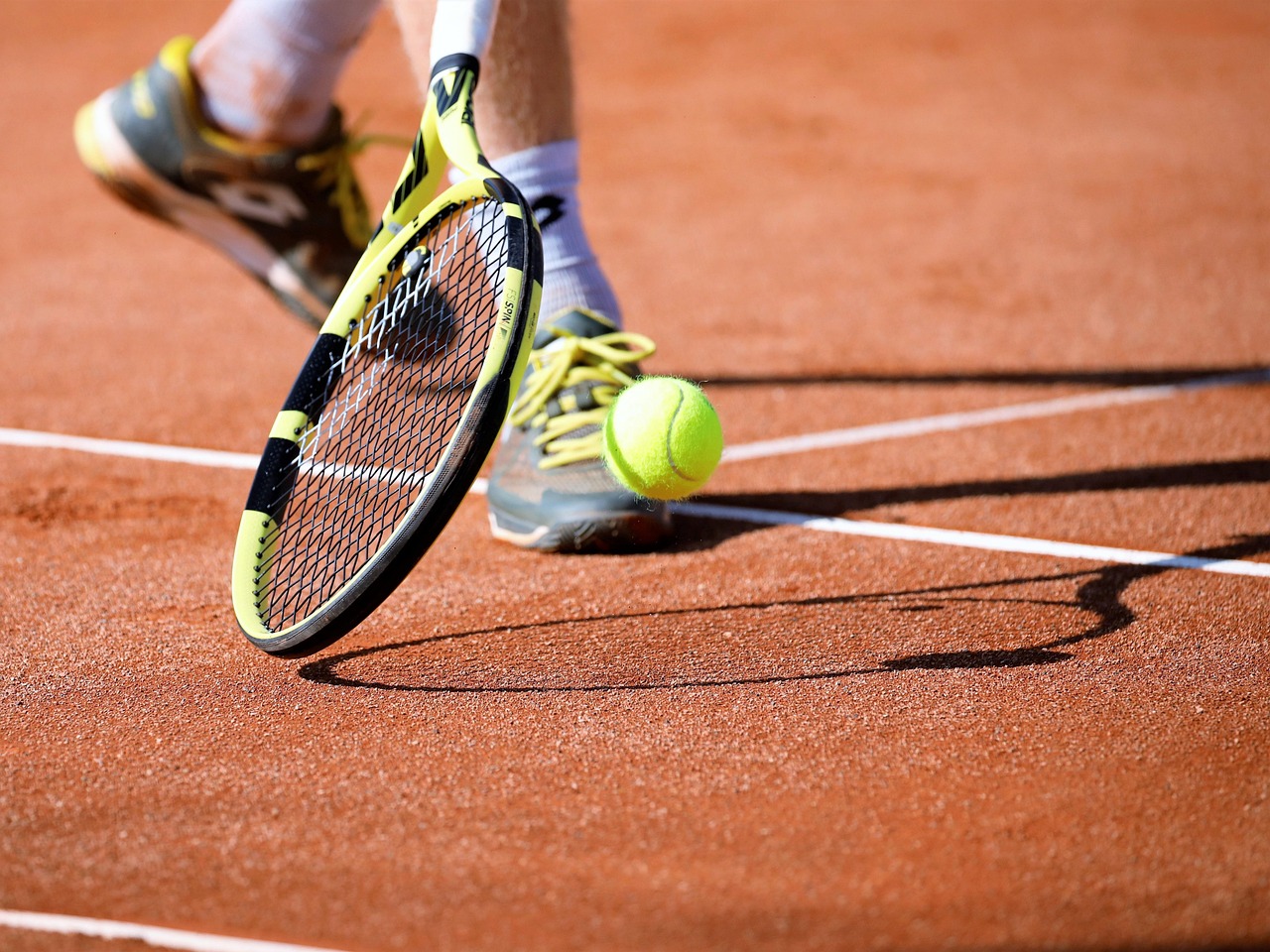 découvrez les valeurs fondamentales du tennis qui transcendent le sport : esprit sportif, respect, discipline et convivialité. une exploration des principes qui font du tennis bien plus qu'un simple jeu.