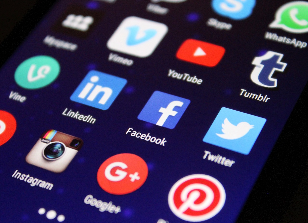 découvrez comment les réseaux sociaux transforment nos habitudes, influencent l’opinion publique et changent la communication au quotidien. analyse de l’impact social media sur la société moderne.