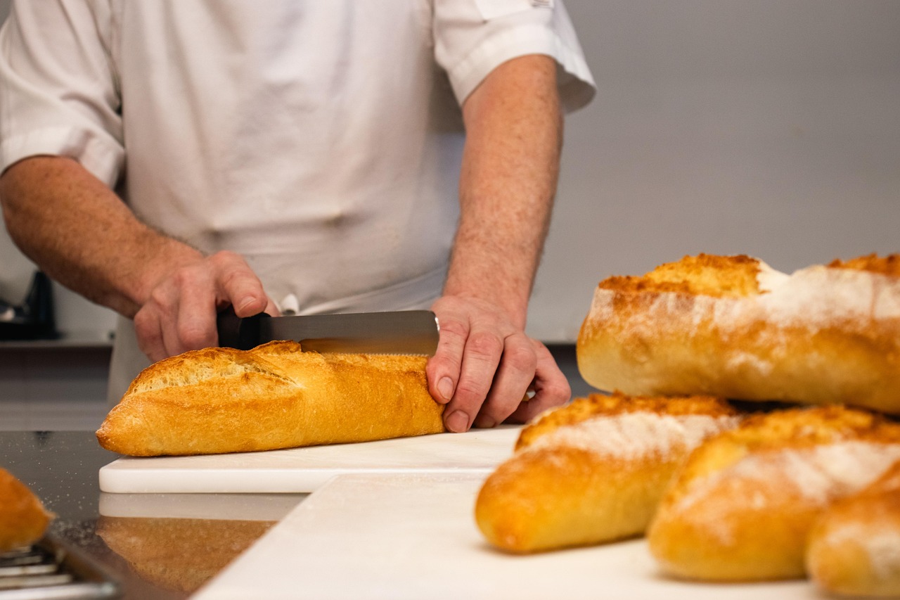 découvrez notre boulangerie artisanale offrant un large choix de pains frais, viennoiseries délicieuses et pâtisseries savoureuses, préparés avec passion et savoir-faire.