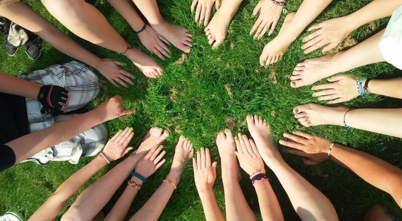 d&eacute;couvrez le concept de solidarit&eacute;, un lien essentiel qui unit les individus par le soutien mutuel, la coop&eacute;ration et l'entraide pour construire une soci&eacute;t&eacute; plus juste et solidaire.